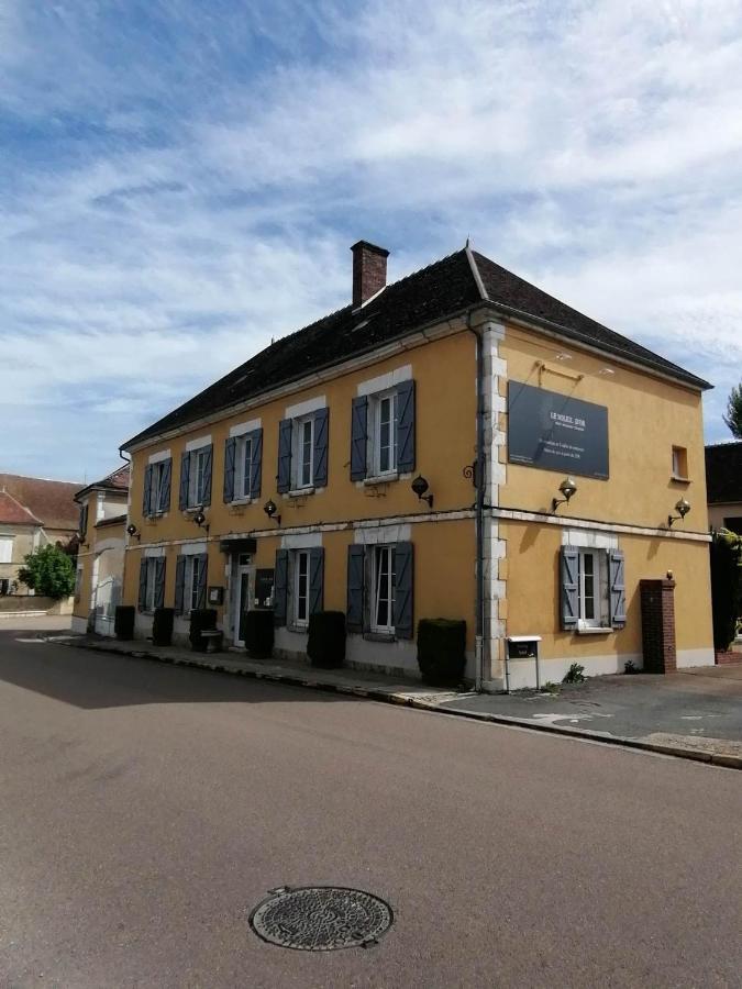 Logis Hotel & Restaurant Le Soleil D'Or Montigny-la-Resle Экстерьер фото