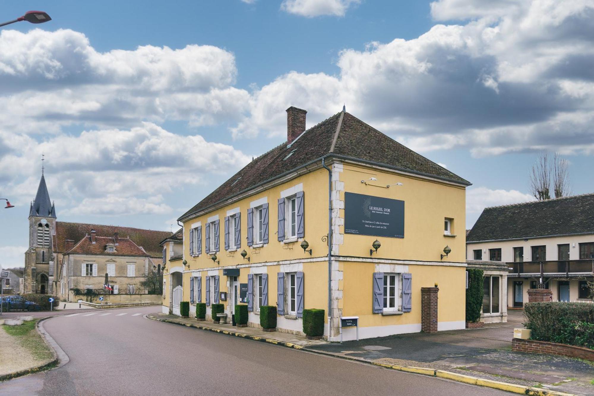 Logis Hotel & Restaurant Le Soleil D'Or Montigny-la-Resle Экстерьер фото