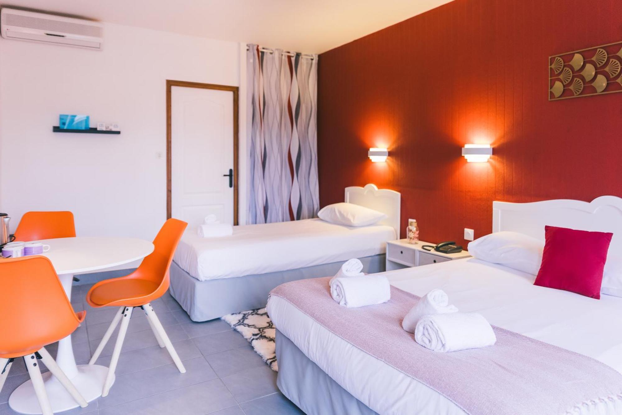 Logis Hotel & Restaurant Le Soleil D'Or Montigny-la-Resle Экстерьер фото